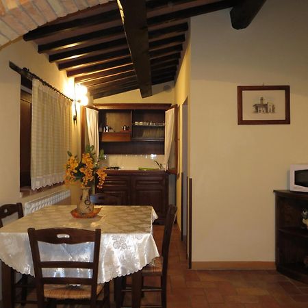 Agriturismo Casale Delle Lucrezie โตดี ภายนอก รูปภาพ