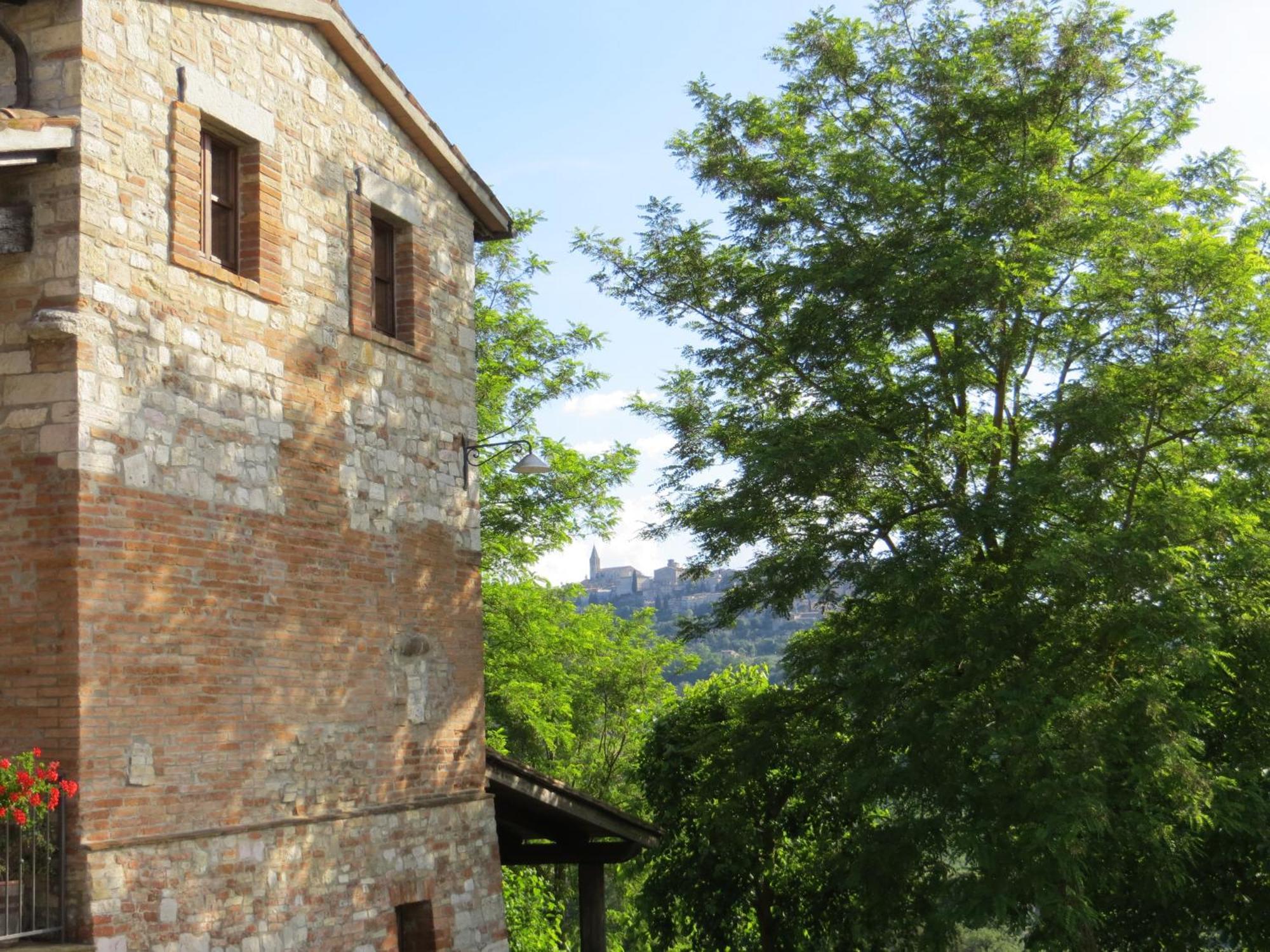 Agriturismo Casale Delle Lucrezie โตดี ภายนอก รูปภาพ