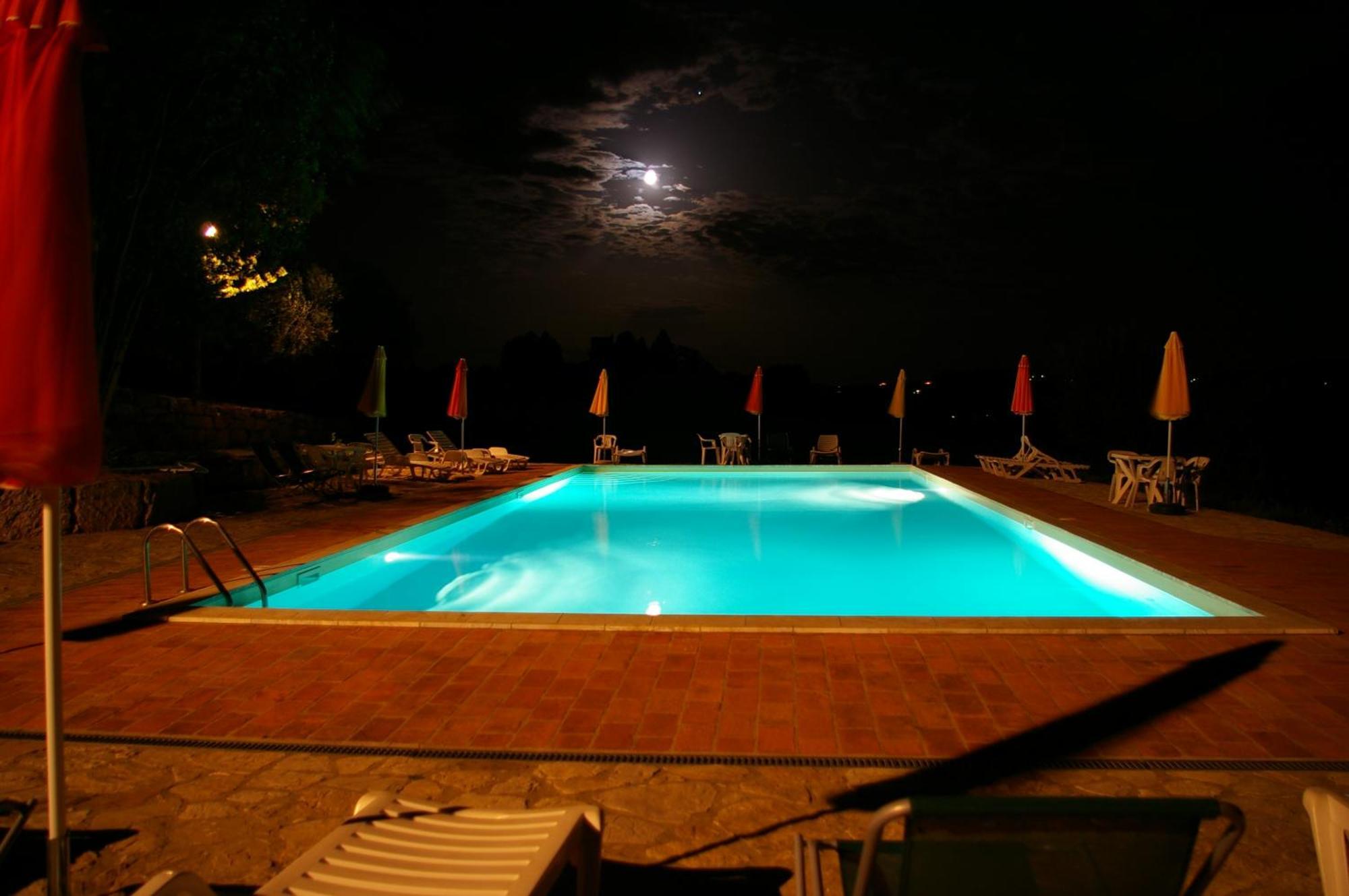 Agriturismo Casale Delle Lucrezie โตดี ภายนอก รูปภาพ