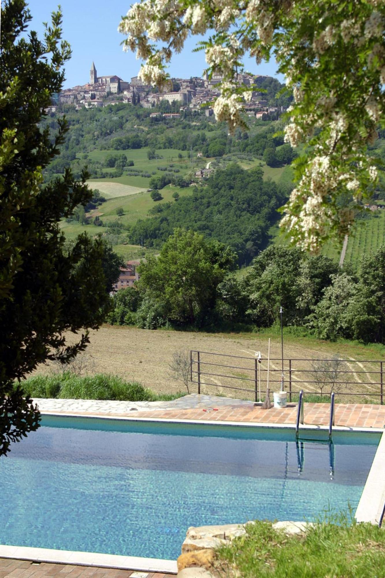 Agriturismo Casale Delle Lucrezie โตดี ภายนอก รูปภาพ
