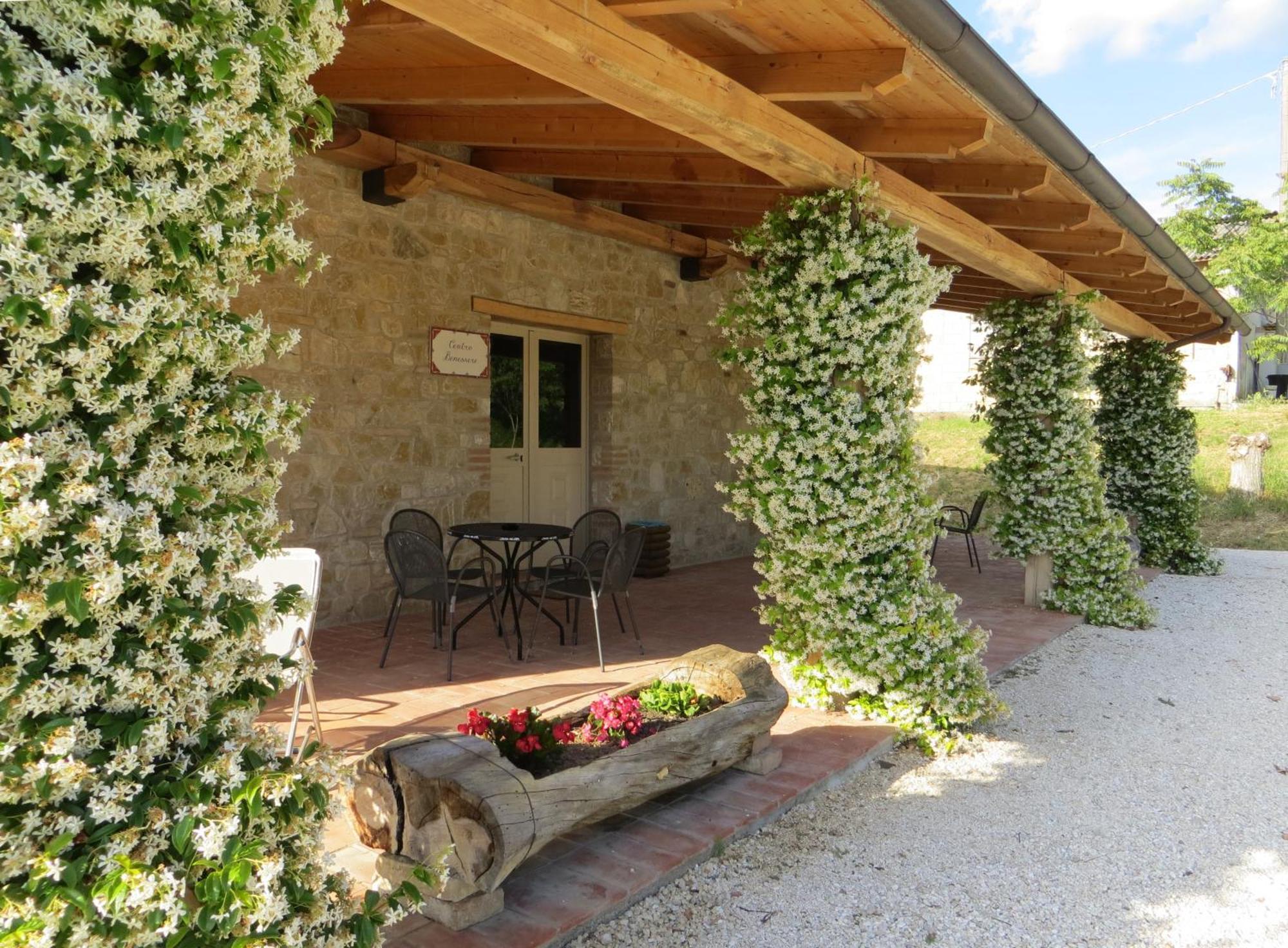 Agriturismo Casale Delle Lucrezie โตดี ภายนอก รูปภาพ