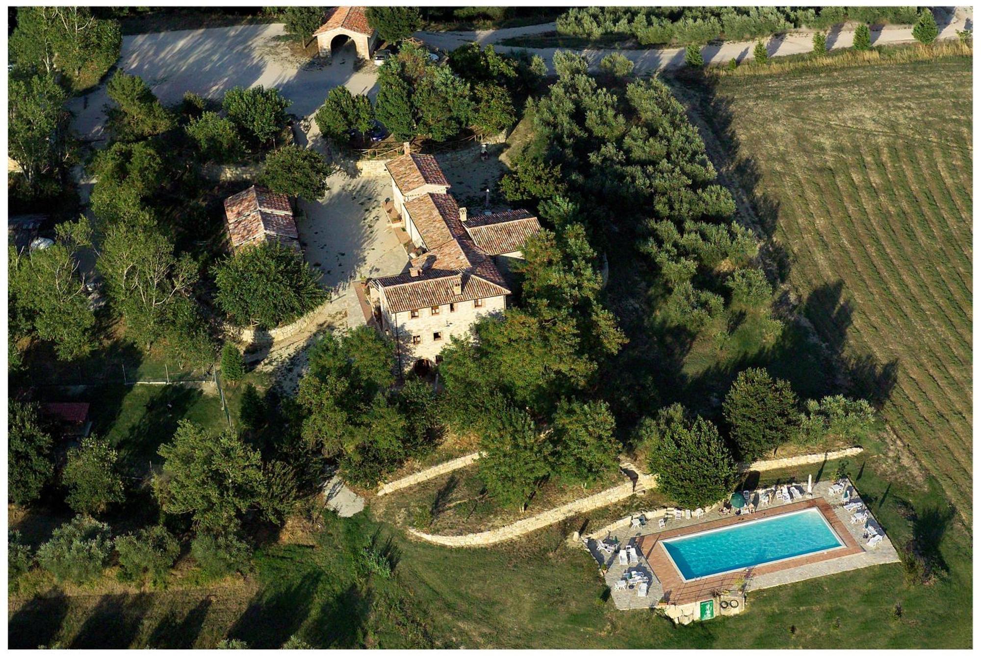 Agriturismo Casale Delle Lucrezie โตดี ภายนอก รูปภาพ