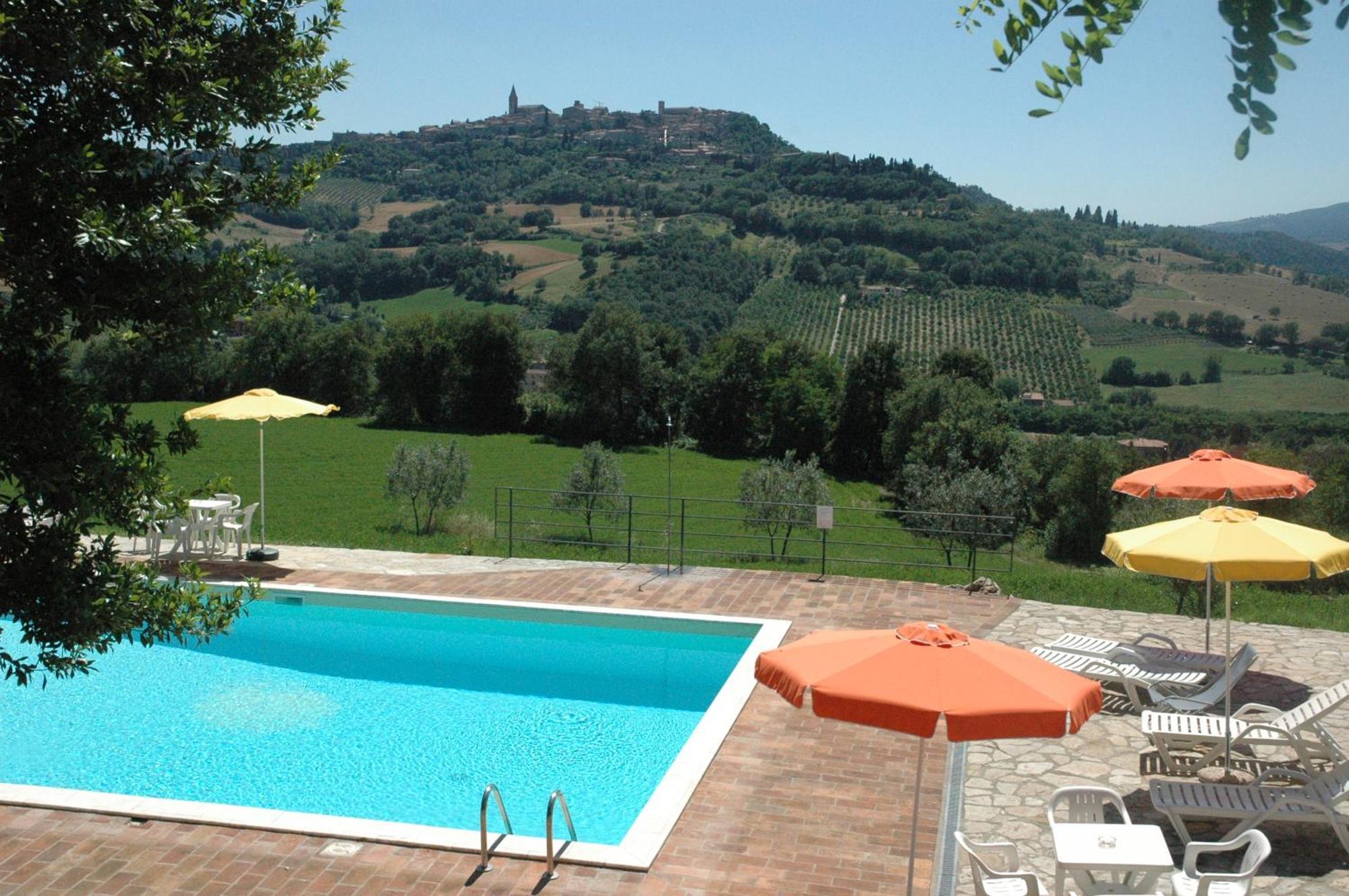 Agriturismo Casale Delle Lucrezie โตดี ภายนอก รูปภาพ